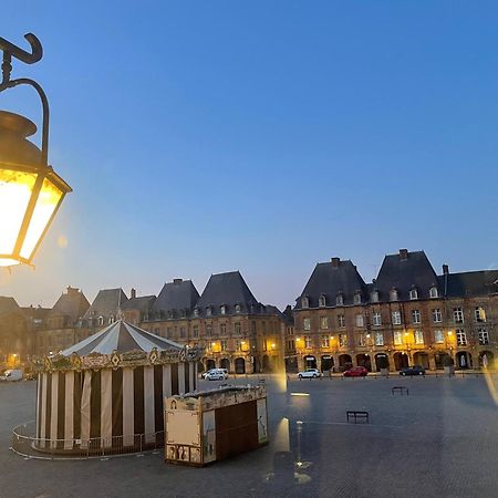 Suites Mana - Matahina Avec Vue Superbe Sur La Place Ducale Et Parking Prive Inclus Charleville-Mézières المظهر الخارجي الصورة