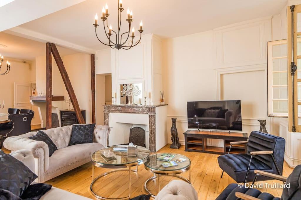 Suites Mana - Matahina Avec Vue Superbe Sur La Place Ducale Et Parking Prive Inclus Charleville-Mézières المظهر الخارجي الصورة