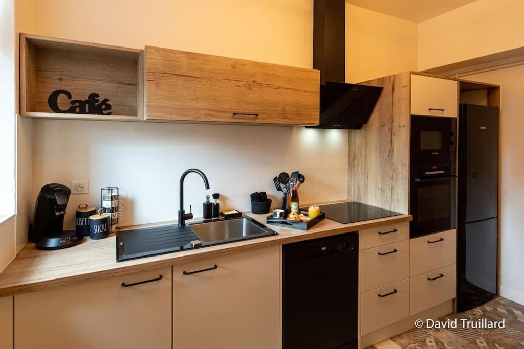 Suites Mana - Matahina Avec Vue Superbe Sur La Place Ducale Et Parking Prive Inclus Charleville-Mézières المظهر الخارجي الصورة