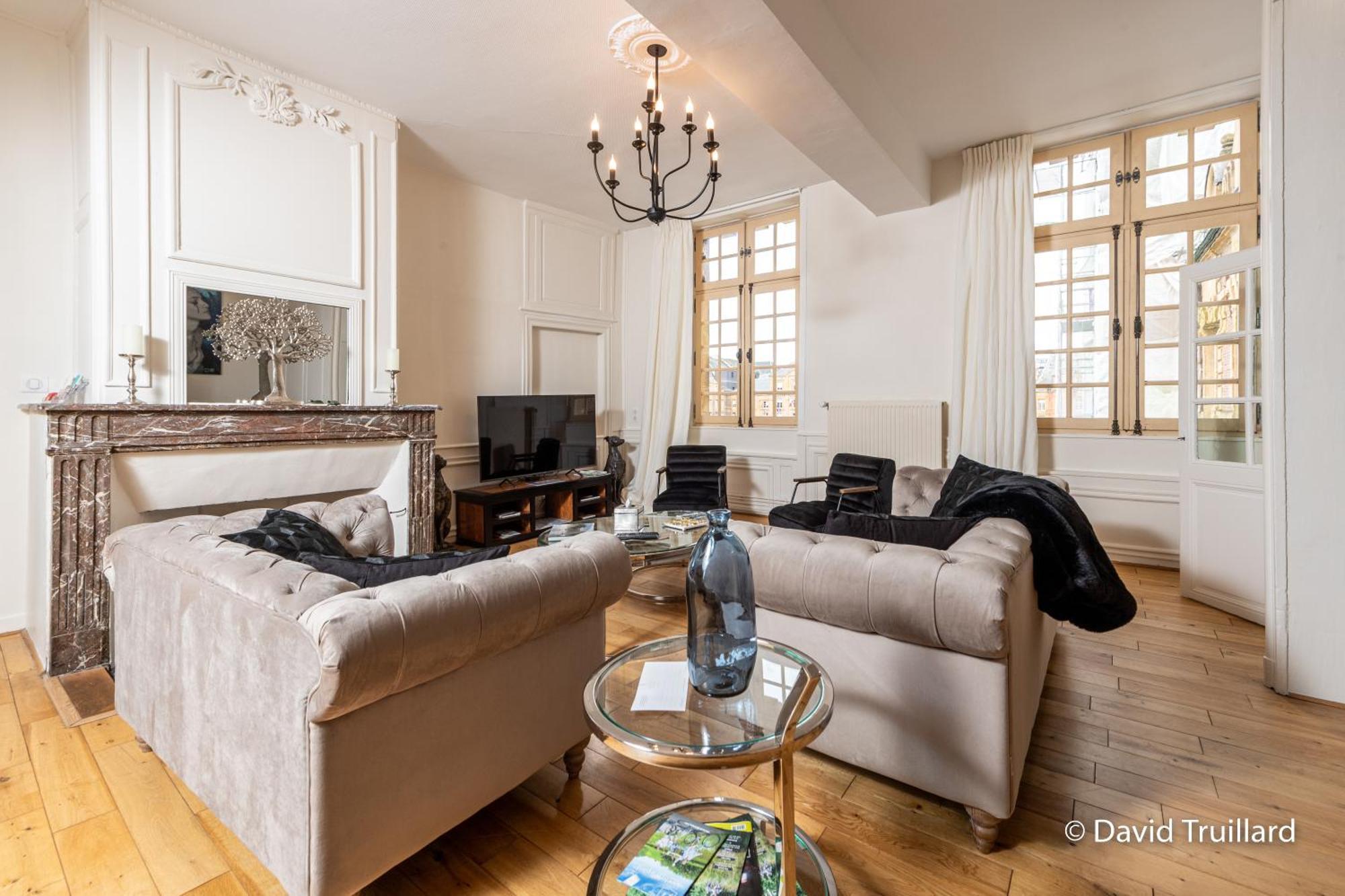 Suites Mana - Matahina Avec Vue Superbe Sur La Place Ducale Et Parking Prive Inclus Charleville-Mézières المظهر الخارجي الصورة