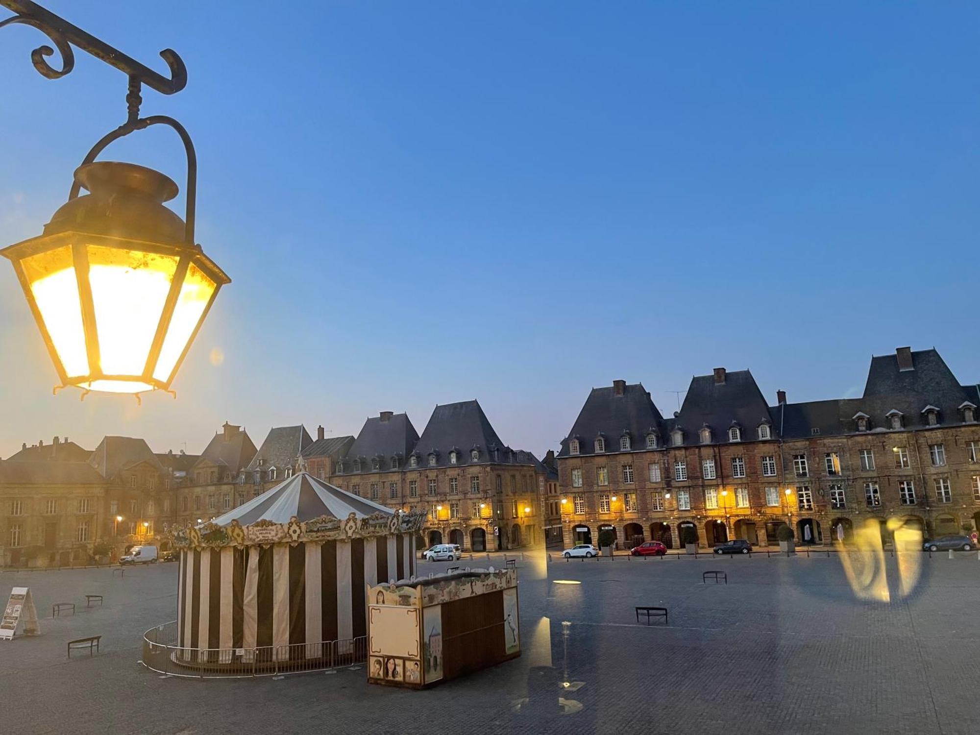 Suites Mana - Matahina Avec Vue Superbe Sur La Place Ducale Et Parking Prive Inclus Charleville-Mézières المظهر الخارجي الصورة
